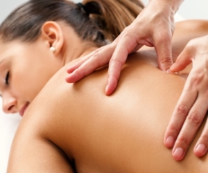 Massagetherapeut massiert Rücken